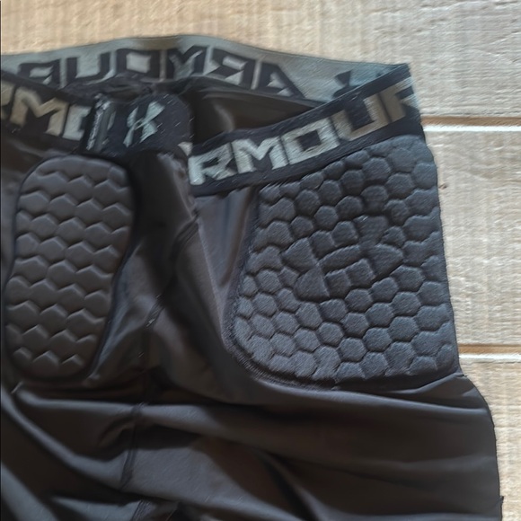 Under Armour Men's Black Athletic Shorts Padded - Picture 2 of 4